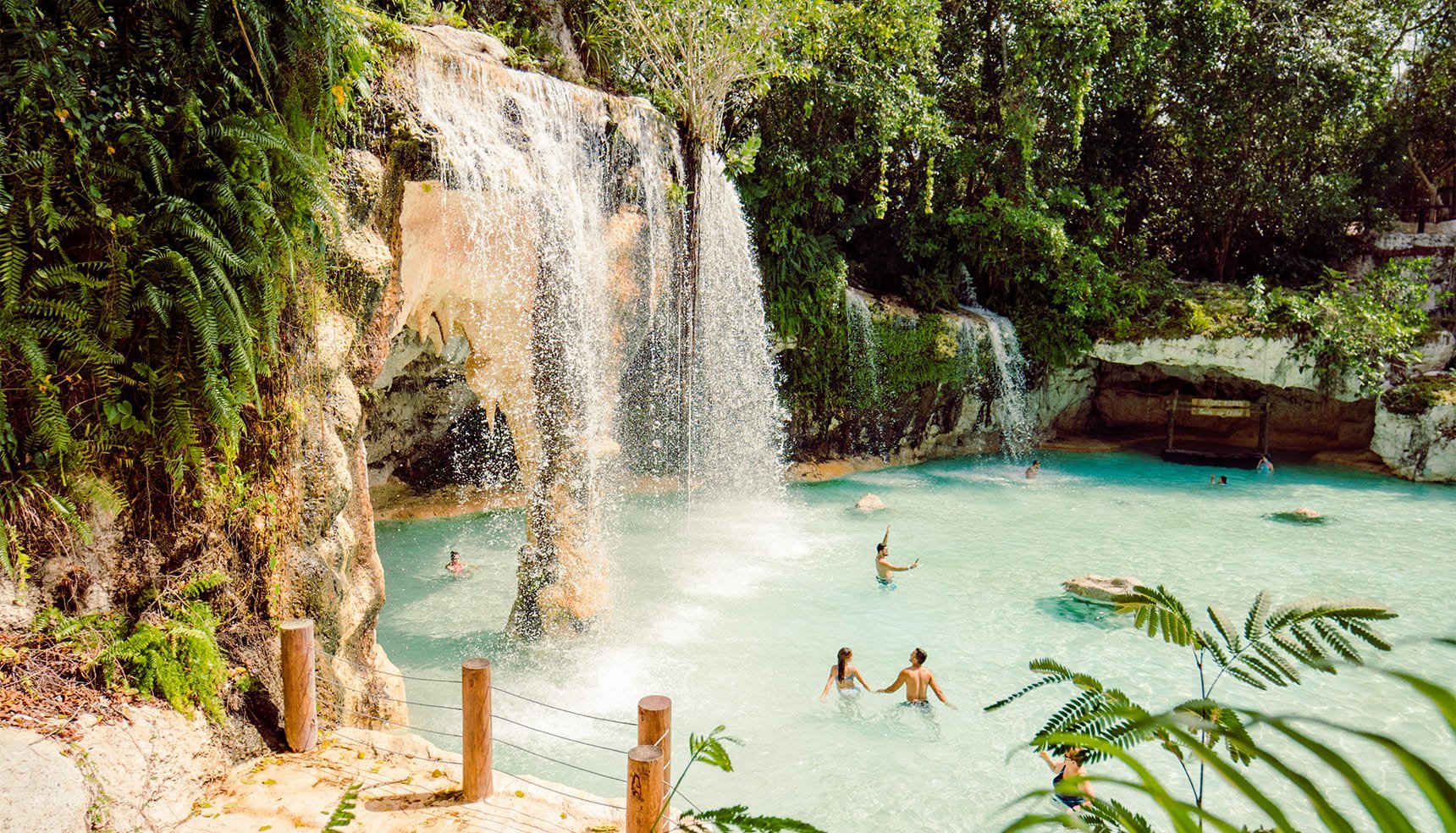 Hoyo Azul turquoise cenote